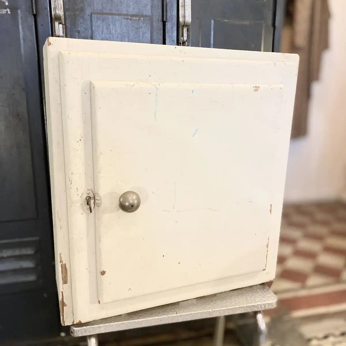 Armoire à pharmacie vintage en bois