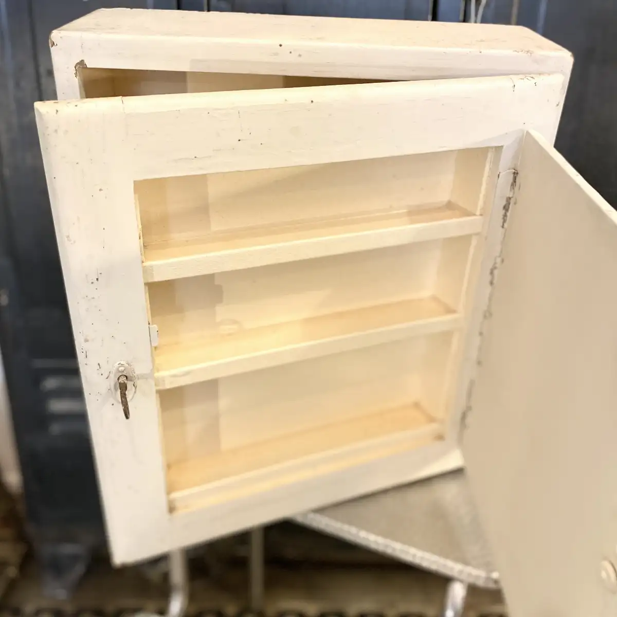 Armoire à pharmacie vintage en bois