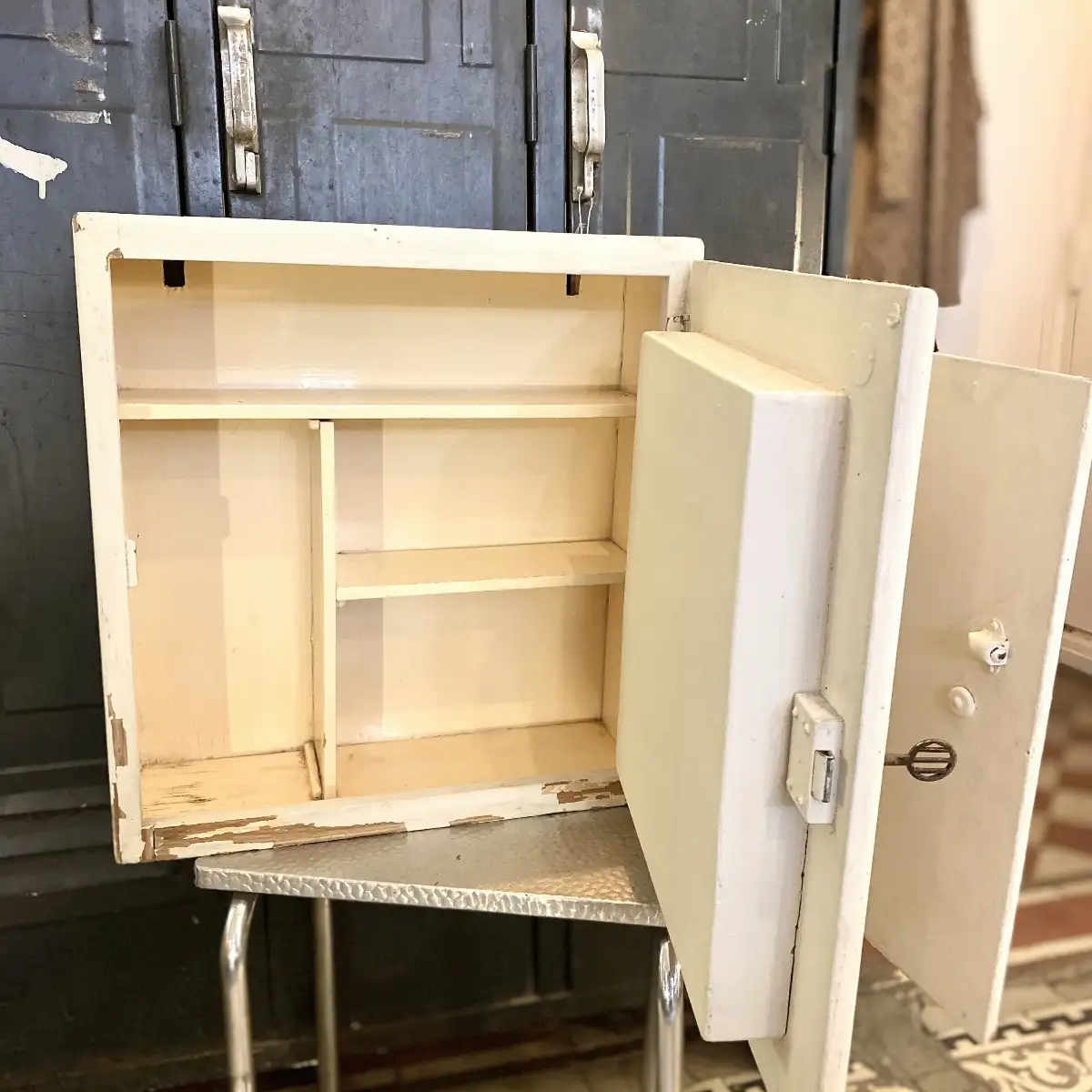 Armoire à pharmacie vintage en bois